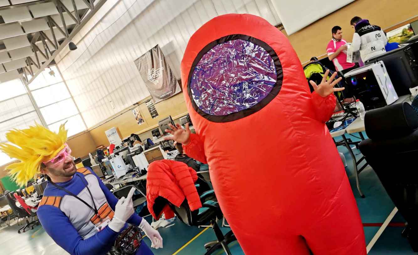 Cosplayers d'anime i videojocs a la LAN Party del saló de Roses