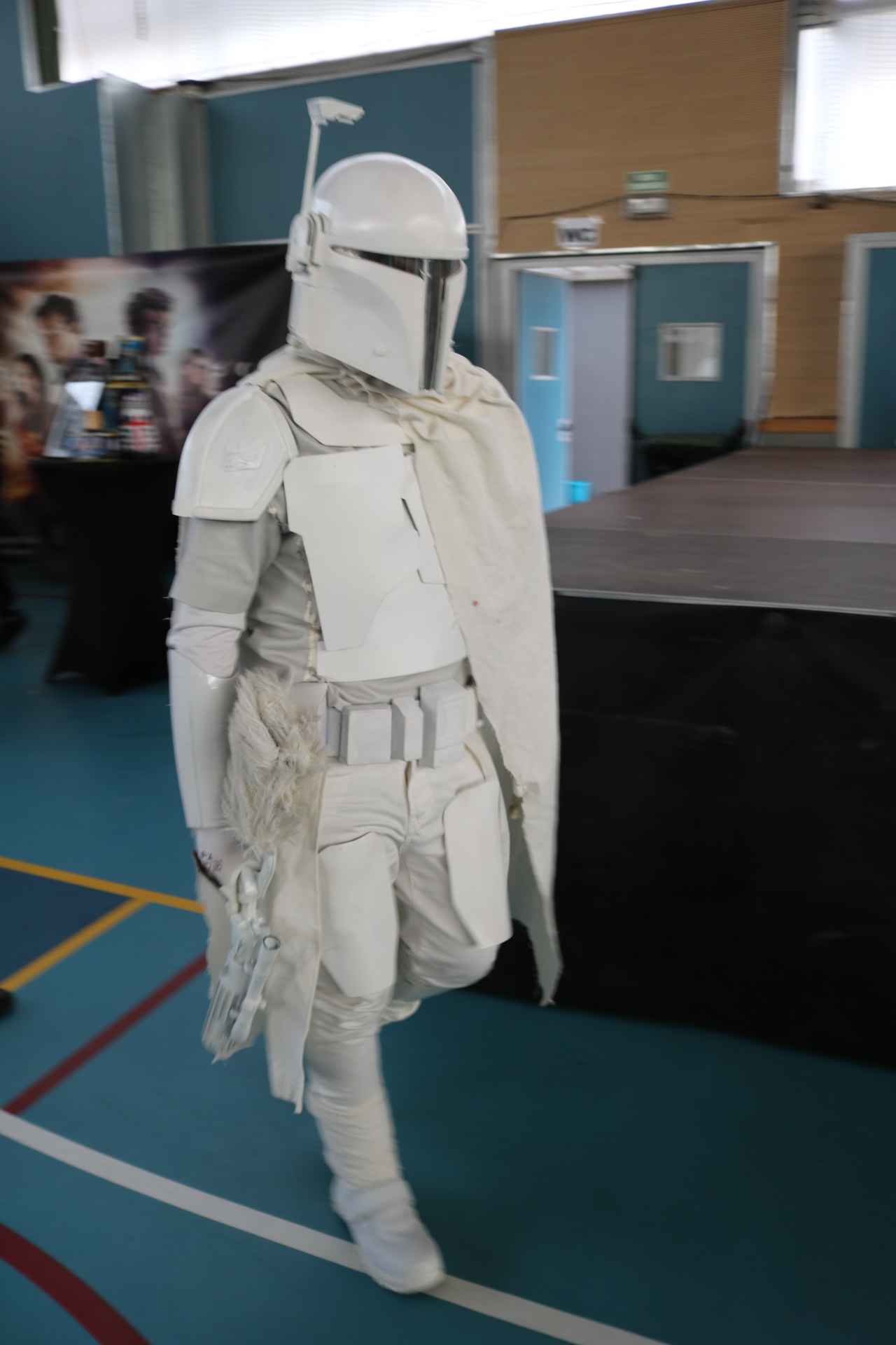 Cosplayer amb armadura blanca inspirada en The Mandalorian al saló de Roses