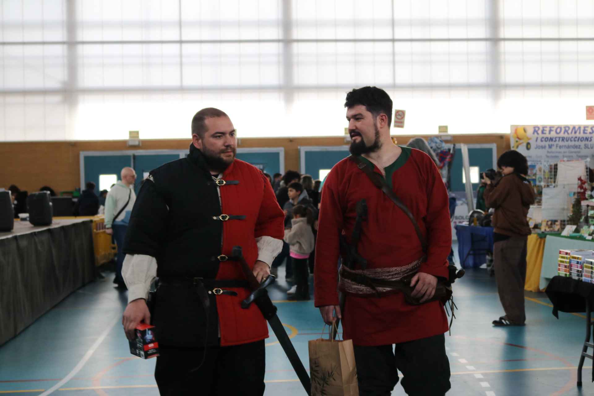 Cosplayers amb vestuari medieval al Saló de Tecnologia i Manga de Roses